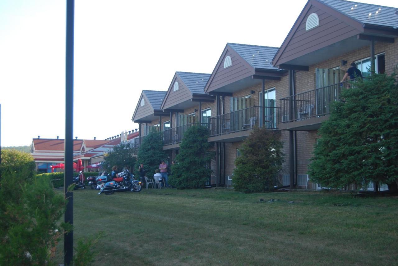 Waterfront Inn New Liskeard Екстериор снимка